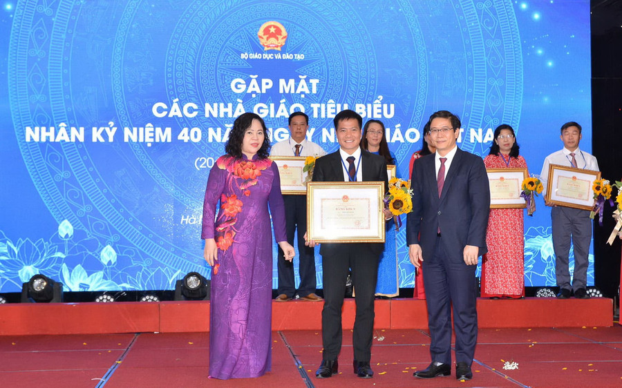 Nhân kỷ niệm 40 năm ngày Nhà giáo Việt Nam (20/11/2022), thầy Mạnh được Bộ trưởng Bộ GD&ĐT tặng Bằng khen. Nhân kỷ niệm 40 năm ngày Nhà giáo Việt Nam (20/11/2022), thầy Mạnh được Bộ trưởng Bộ GD&ĐT tặng Bằng khen.