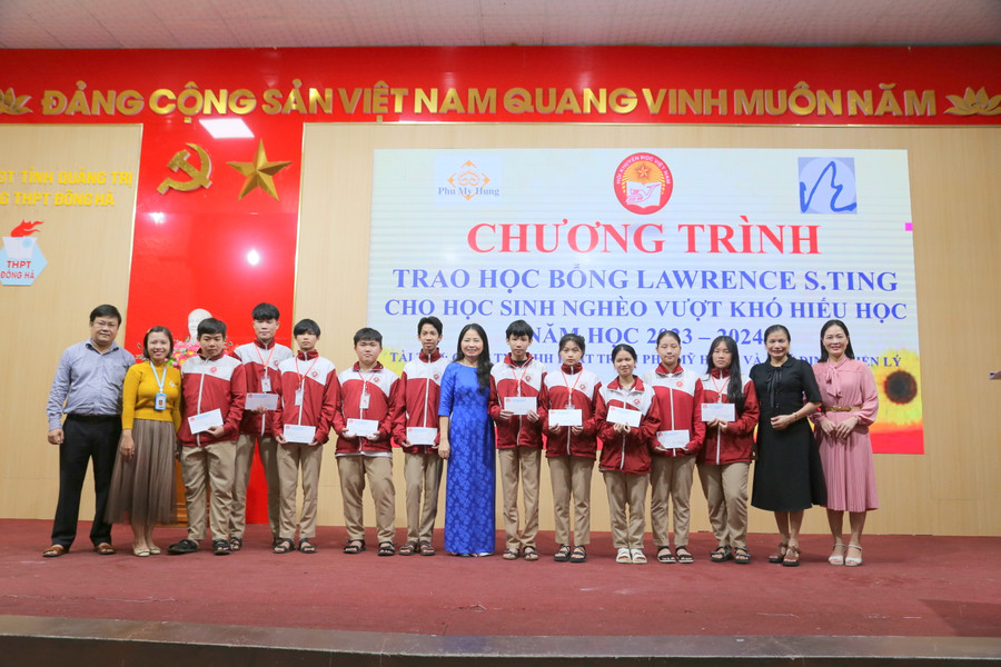 Trao 100 suất học bổng Lawrence S.Ting đến học sinh. Trao 100 suất học bổng Lawrence S.Ting đến học sinh.