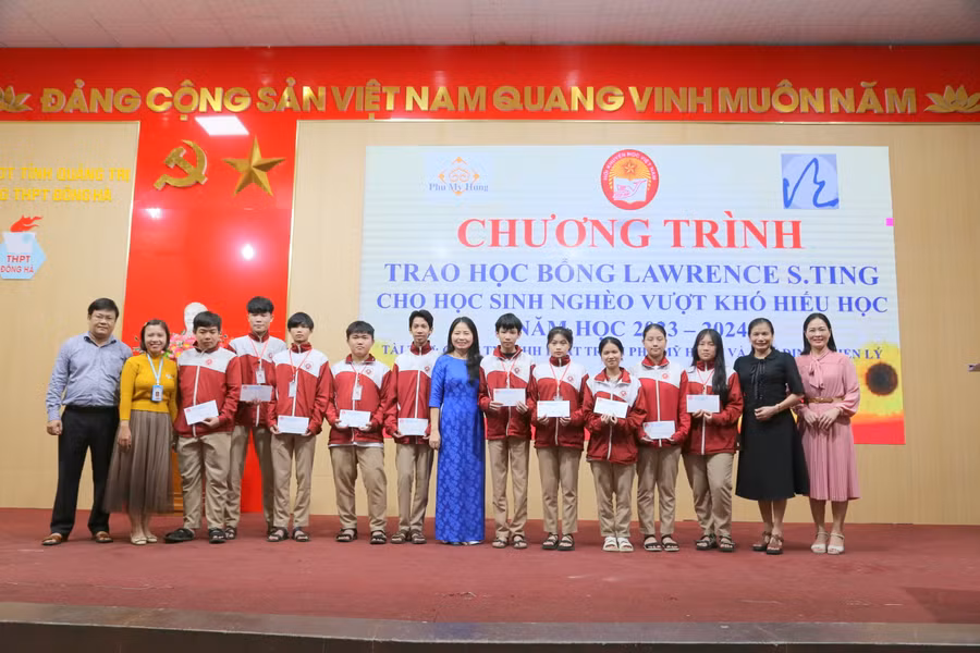 Trao 100 suất học bổng Lawrence S.Ting đến học sinh.