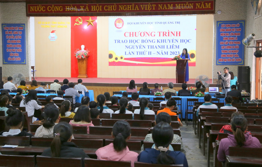 Hội Khuyến học tổ chức trao học bổng đến học sinh khó khăn. Hội Khuyến học tổ chức trao học bổng đến học sinh khó khăn.