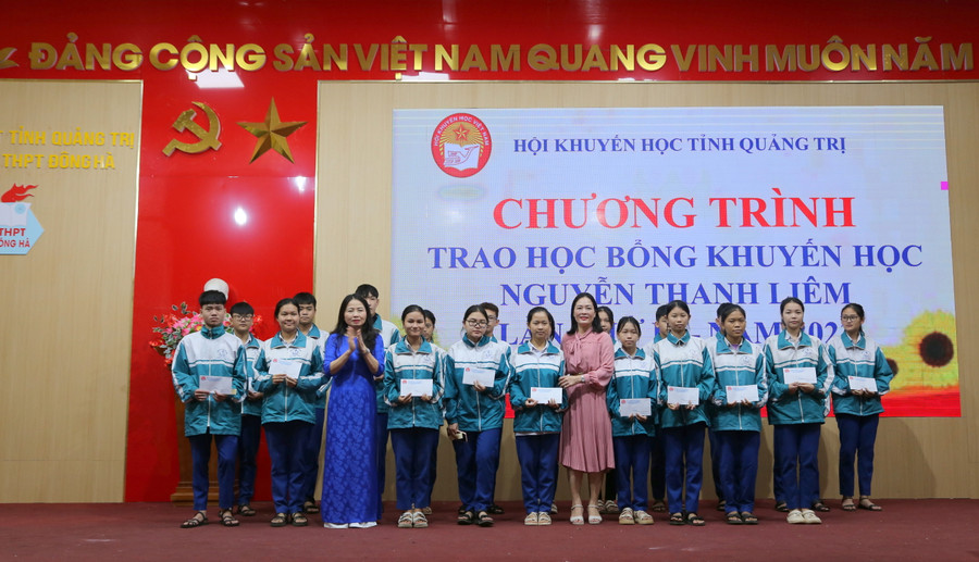 Học bổng Nguyễn Thanh Liêm tiếp sức học sinh, sinh viên nghèo. Học bổng Nguyễn Thanh Liêm tiếp sức học sinh, sinh viên nghèo.