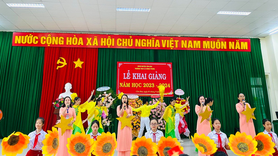 Không khí tươi vui của ngày khai giảng năm học 2023 - 2024 tại Trường THCS Lê Hồng Phong (Côn Đảo, Bà Rịa - Vũng Tàu). Không khí tươi vui của ngày khai giảng năm học 2023 - 2024 tại Trường THCS Lê Hồng Phong (Côn Đảo, Bà Rịa - Vũng Tàu).