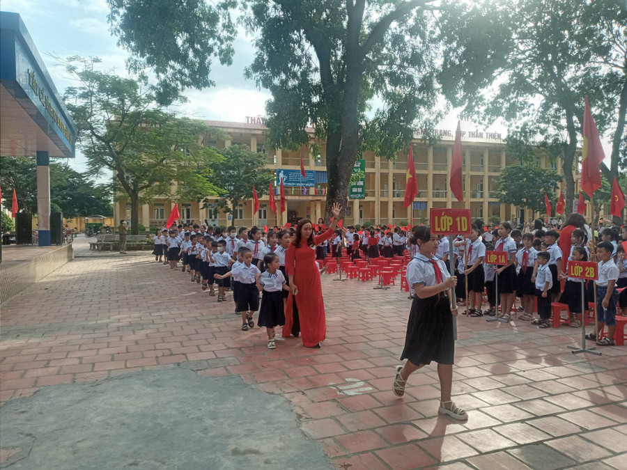 Trường tiểu học Cẩm Đông (Cẩm Giàng, Hải Dương) đón học sinh lớp 1. Trường tiểu học Cẩm Đông (Cẩm Giàng, Hải Dương) đón học sinh lớp 1.