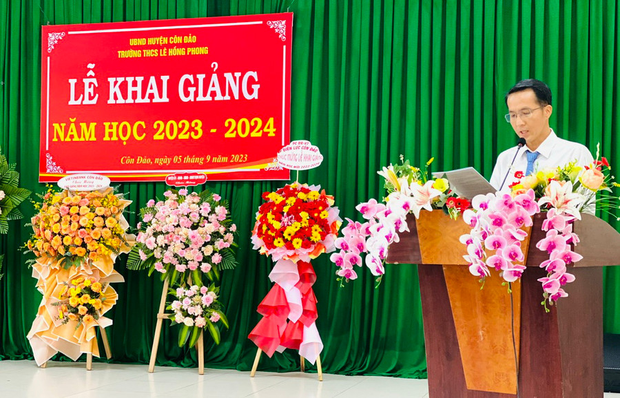 Ông Phan Thanh Biên, Phó bí thư thường trực Huyện ủy, Chủ tịch Hội đồng nhân dân huyện Côn Đảo đọc thư của Chủ tịch nước tại Lễ khai giảng năm học 2023-2024 của Trường THCS Lê Hồng Phong. Ông Phan Thanh Biên, Phó bí thư thường trực Huyện ủy, Chủ tịch Hội đồng nhân dân huyện Côn Đảo đọc thư của Chủ tịch nước tại Lễ khai giảng năm học 2023-2024 của Trường THCS Lê Hồng Phong.