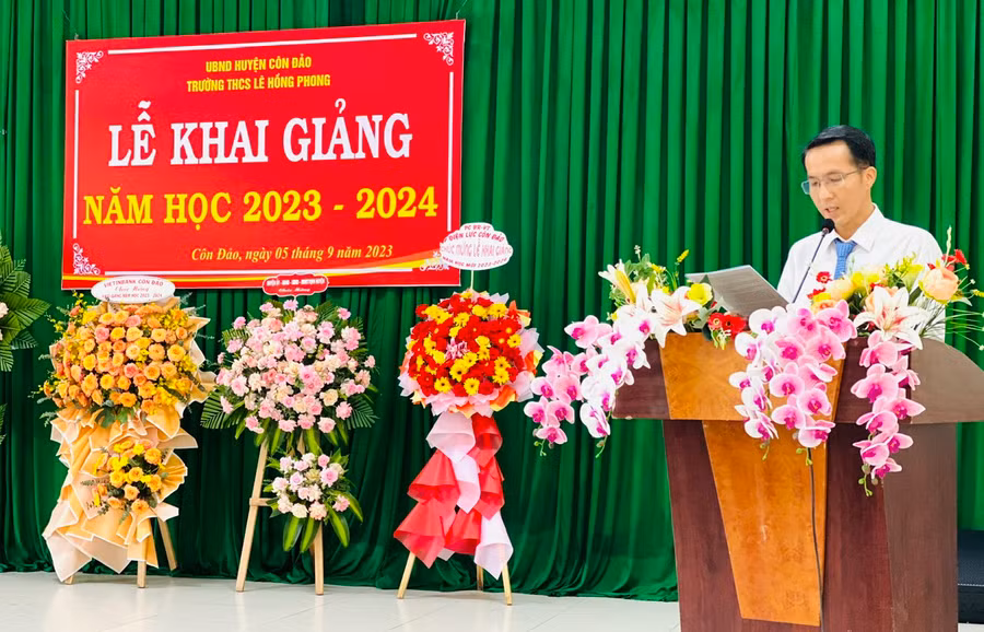 Ông Phan Thanh Biên, Phó bí thư thường trực Huyện ủy, Chủ tịch Hội đồng nhân dân huyện Côn Đảo đọc thư của Chủ tịch nước tại Lễ khai giảng năm học 2023-2024 của Trường THCS Lê Hồng Phong.