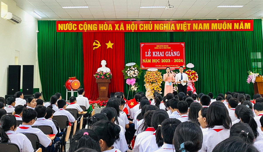 Đồng loạt các cơ sở giáo dục trên huyện Côn Đảo tổ chức khai giảng trong buổi sáng 5/9. Đồng loạt các cơ sở giáo dục trên huyện Côn Đảo tổ chức khai giảng trong buổi sáng 5/9.