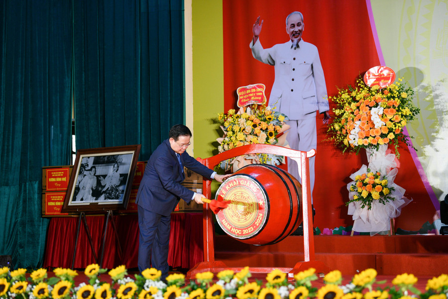 Chủ tịch Quốc hội Vương Đình Huệ đánh trống khai trường.