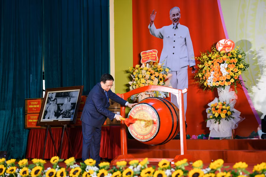 Chủ tịch Quốc hội Vương Đình Huệ đánh trống khai trường. Chủ tịch Quốc hội Vương Đình Huệ đánh trống khai trường.