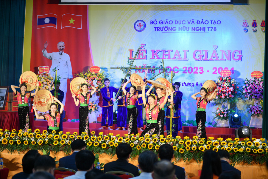 Nhiều tiết mục văn nghệ đặc sắc được học sinh Trường Hữu nghị T78 biểu diễn trong Lễ khai giảng.