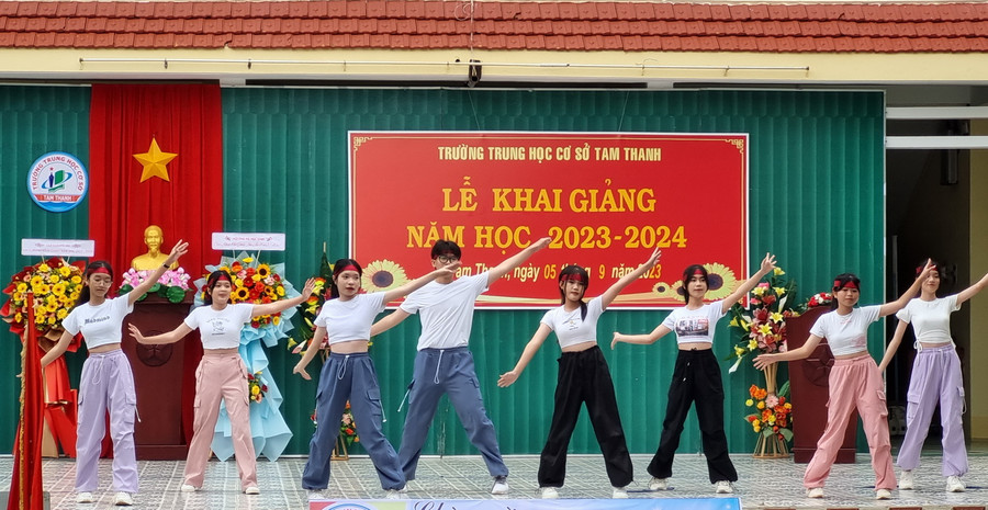Trường THCS Tam Thanh chú trọng phần hội và xác định học sinh là trung tâm trong ngày khai giảng. Trường THCS Tam Thanh chú trọng phần hội và xác định học sinh là trung tâm trong ngày khai giảng.