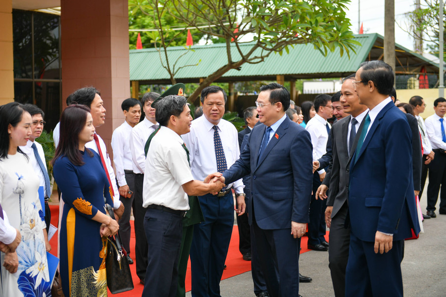 Chủ tịch Quốc hội Vương Đình Huệ trò chuyện thân mật với cán bộ, giáo viên Trường Hữu nghị T78.