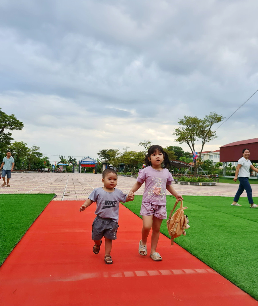 Bé nô nức đến Trường mầm non Liên Hồng (TP Hải Dương). Bé nô nức đến Trường mầm non Liên Hồng (TP Hải Dương).