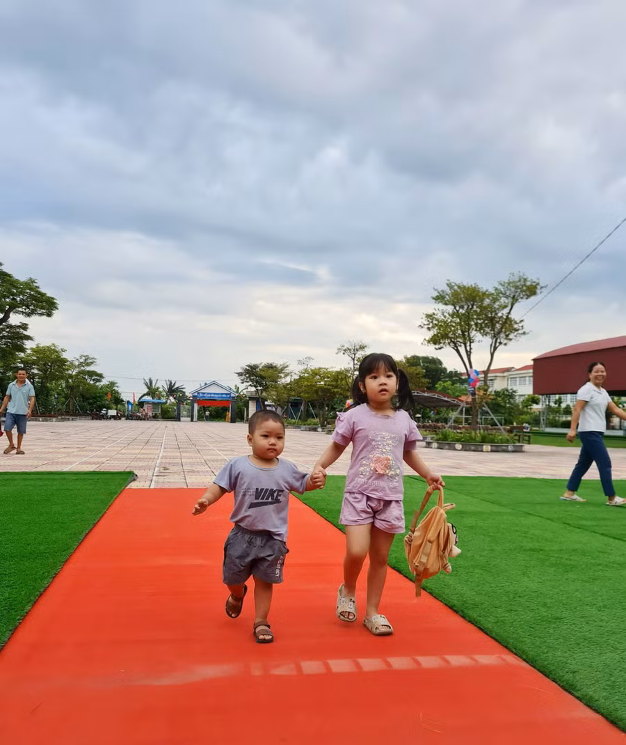 Bé nô nức đến Trường mầm non Liên Hồng (TP Hải Dương).