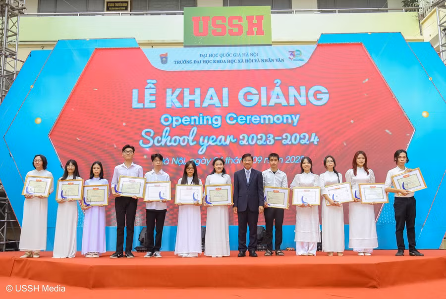 Khen thưởng các sinh viên có thành tích học tập xuất sắc.