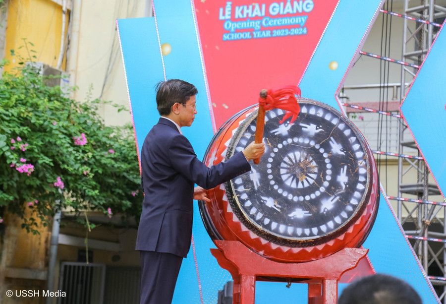 GS.TS Hoàng Anh Tuấn đánh trống khai giảng năm học mới. GS.TS Hoàng Anh Tuấn đánh trống khai giảng năm học mới.