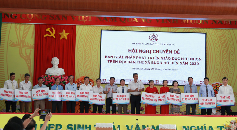 Ban tổ chức trao máy vi tính cho các đơn vị trường học. (Ảnh: TT)