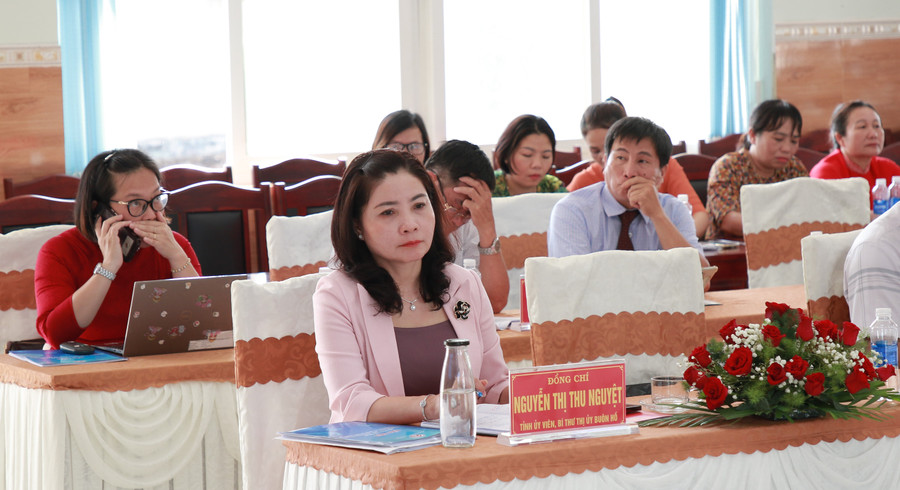 Bí thư Thị ủy Buôn Hồ mong đội ngũ nhà giáo phát huy nội lực, vượt qua khó khăn, thi đua dạy tốt, học tốt, nâng cao chất lượng giáo dục toàn diện. (Ảnh: TT)