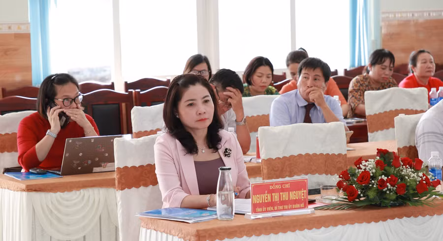 Bí thư Thị ủy Buôn Hồ mong đội ngũ nhà giáo phát huy nội lực, vượt qua khó khăn, thi đua dạy tốt, học tốt, nâng cao chất lượng giáo dục toàn diện. (Ảnh: TT)