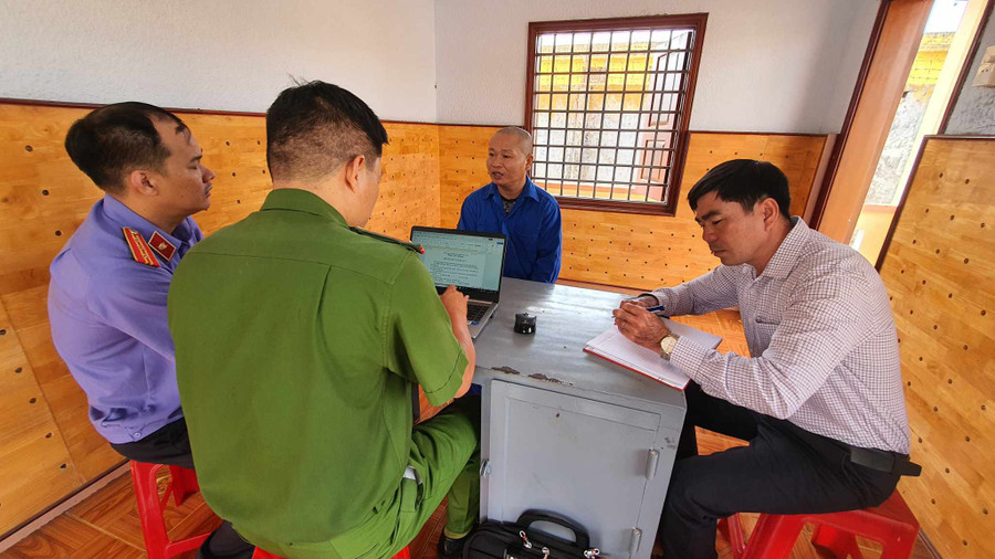 Cơ quan chức năng lấy lời khai của Vũ Quốc Sơn. (Ảnh: TT) Cơ quan chức năng lấy lời khai của Vũ Quốc Sơn. (Ảnh: TT)