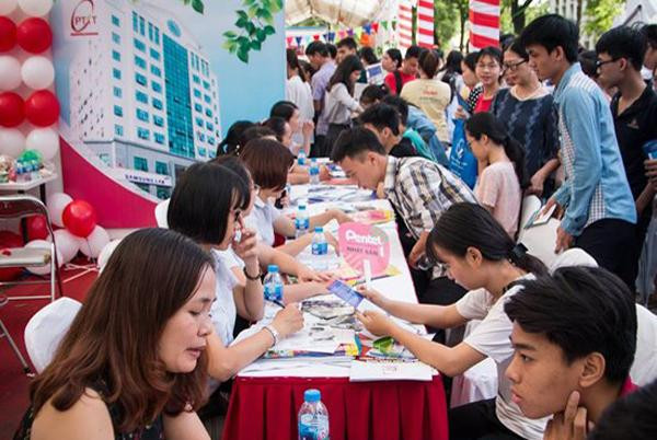 Sinh viên tìm hiểu thông tin tư vấn tuyển sinh. Ảnh minh họa/ INT