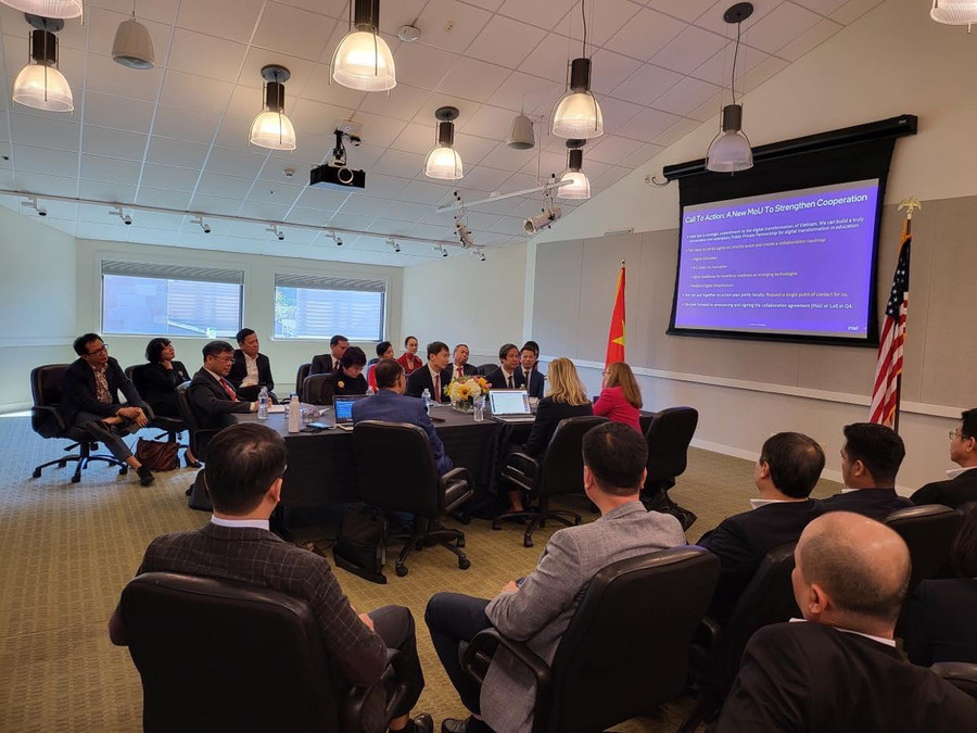 Quang cảnh buổi làm việc.