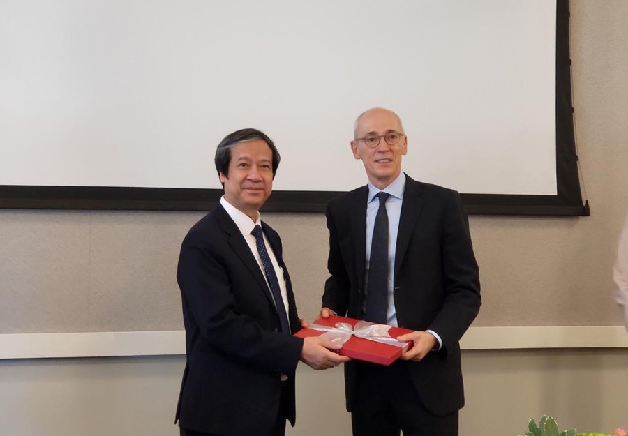 Bộ trưởng Nguyễn Kim Sơn và đại diện Britannica Education trao tặng quà lưu niệm tại buổi gặp mặt. Bộ trưởng Nguyễn Kim Sơn và đại diện Britannica Education trao tặng quà lưu niệm tại buổi gặp mặt.