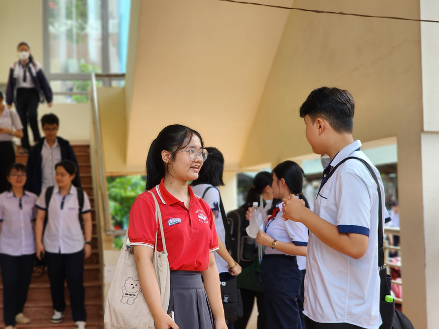 Em Hoài Anh tự tin với bài làm ở môn chuyên tiếng Anh. (Ảnh: TT)