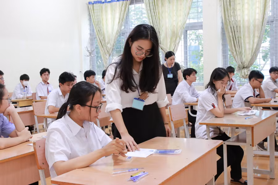 Thí sinh dự thi vào lớp 10 Trường THPT chuyên Nguyễn Du. (Ảnh: TT)