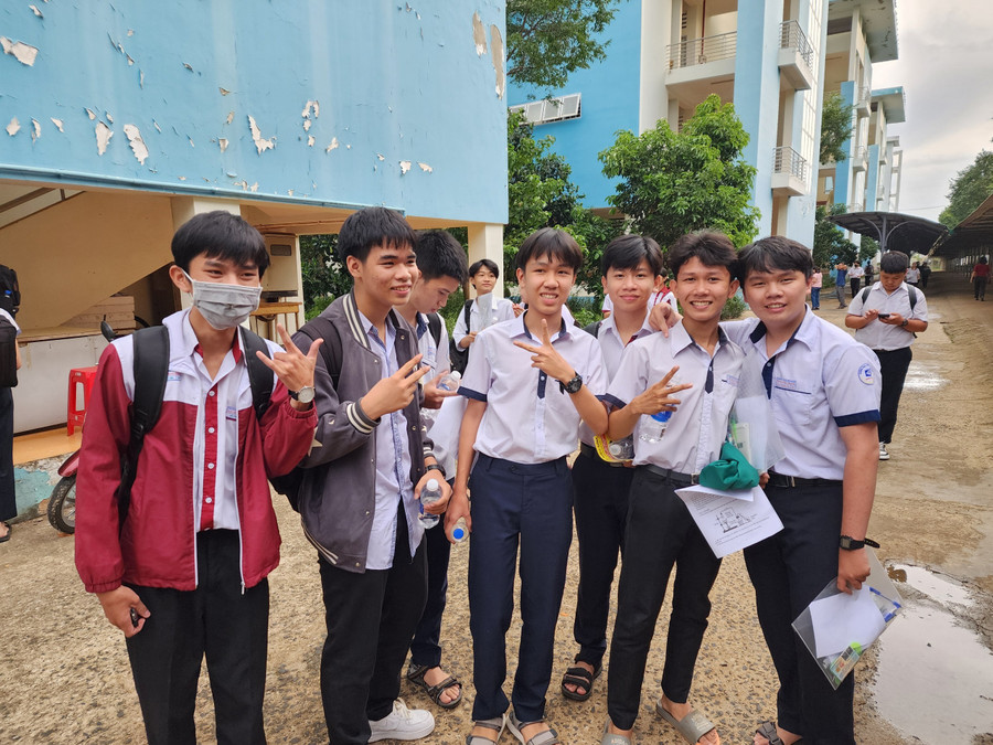 Nhóm học sinh dự thi vào chuyên Hóa tự tin sau khi kết thúc bài thi. (Ảnh: TT)