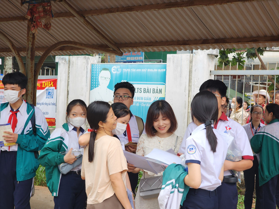 Nhiều phụ huynh, giáo viên THCS đến khu vực thi để chờ xem đề thi. (Ảnh: TT)