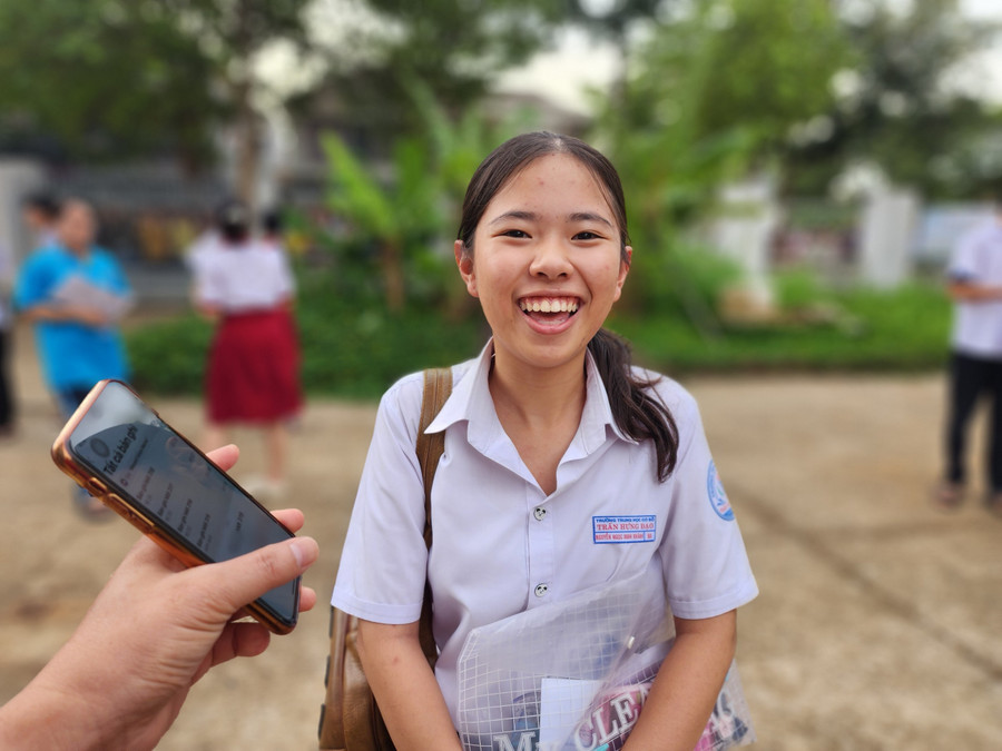 Em Nguyễn Ngọc Minh Khánh hài lòng với bài làm của mình. (Ảnh: TT)