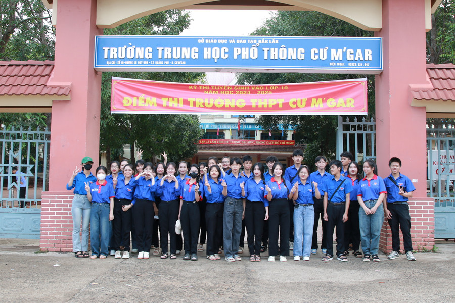 Thành công của điểm thi Trường THPT Cư M'gar luôn có sự đồng hành của đội thanh niên tình nguyện. (Ảnh: Thành Tâm)
