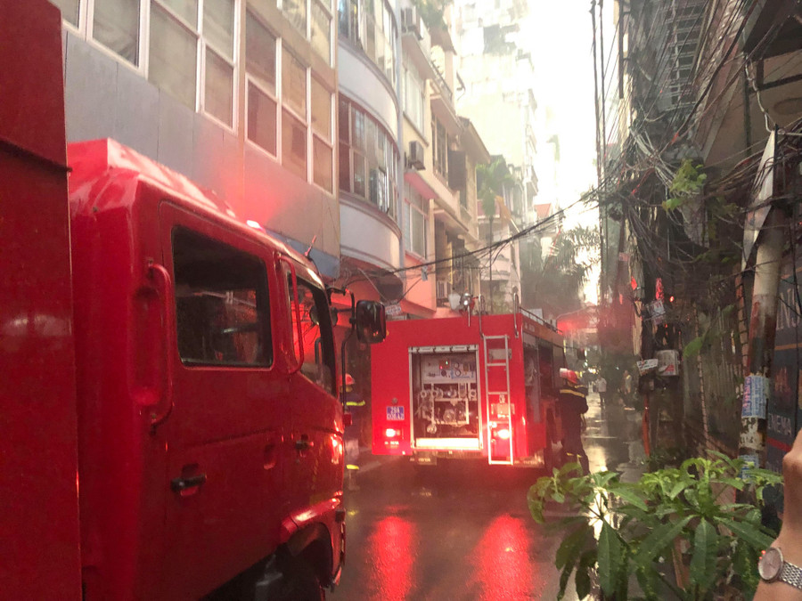 Đám cháy xảy ra trong ngõ nên lực lượng PCCC khó tiếp cận.
