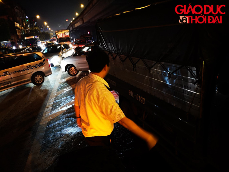 Do chạy ngược chiều, nên điểm xuống tại đường Nguyễn Xiển trở nên ùn tắc cục bộ