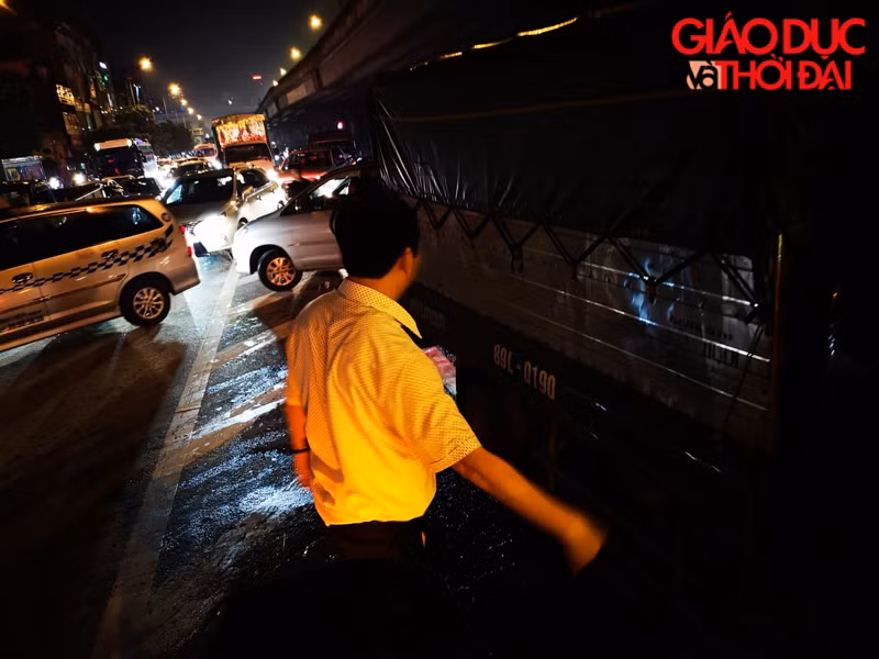 Do chạy ngược chiều, nên điểm xuống tại đường Nguyễn Xiển trở nên ùn tắc cục bộ Do chạy ngược chiều, nên điểm xuống tại đường Nguyễn Xiển trở nên ùn tắc cục bộ