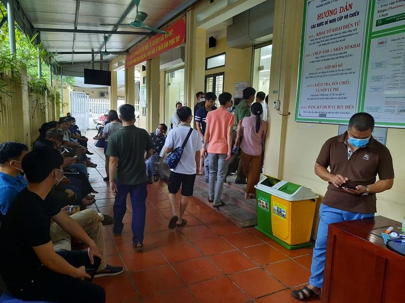 Cơ quan công an cảnh báo người dân nên cảnh giác trước các dịch vụ chào làm hộ chiếu nhanh của những đối tượng “cò mồi”. Cơ quan công an cảnh báo người dân nên cảnh giác trước các dịch vụ chào làm hộ chiếu nhanh của những đối tượng “cò mồi”.