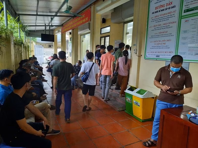 Cơ quan công an cảnh báo người dân nên cảnh giác trước các dịch vụ chào làm hộ chiếu nhanh của những đối tượng “cò mồi”.