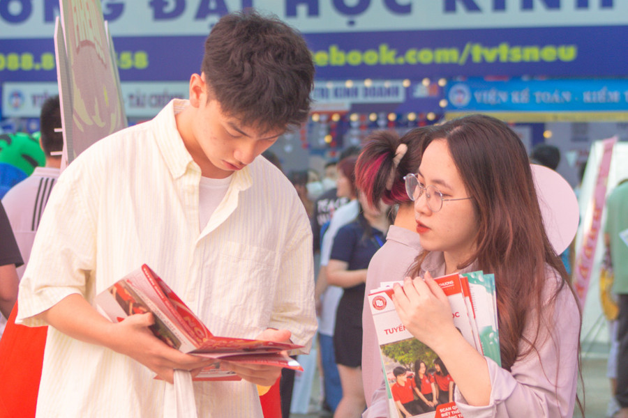 Thí sinh tìm hiểu về các ngành, chương trình đào tạo của Trường ĐH Ngoại thương. Thí sinh tìm hiểu về các ngành, chương trình đào tạo của Trường ĐH Ngoại thương.