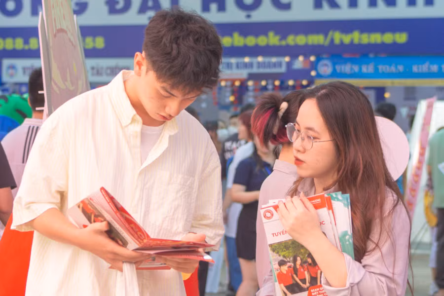 Thí sinh tìm hiểu về các ngành, chương trình đào tạo của Trường ĐH Ngoại thương.