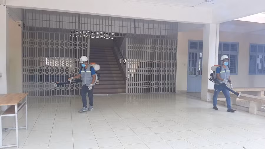 Khử khuẩn khuôn viên trường, lớp trước khi học sinh đến trường học tập.