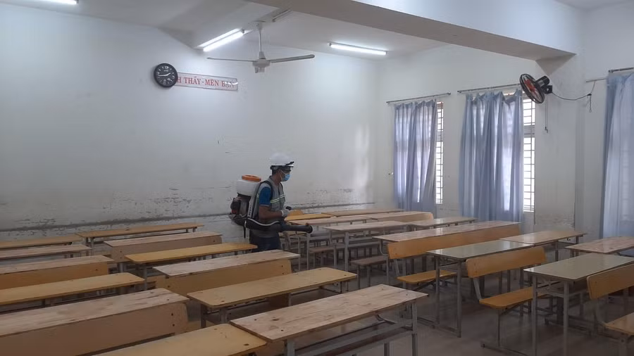 Công tác vệ sinh, khử khuẩn tại Trường THPT thực hành Cao Nguyên.