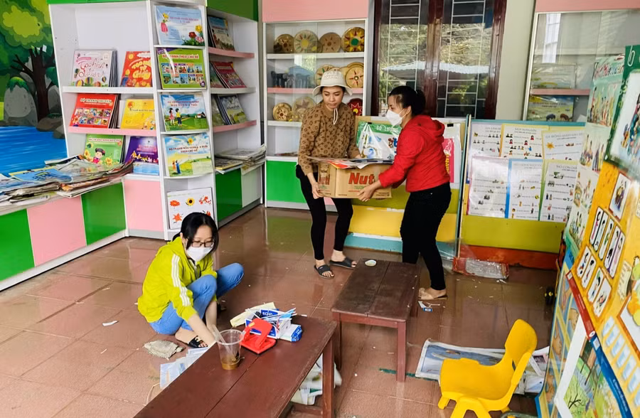 Các cô giáo trường mầm non 10/3 dọn vệ sinh, sắp xếp lại đồ chơi, dụng cụ học tập.