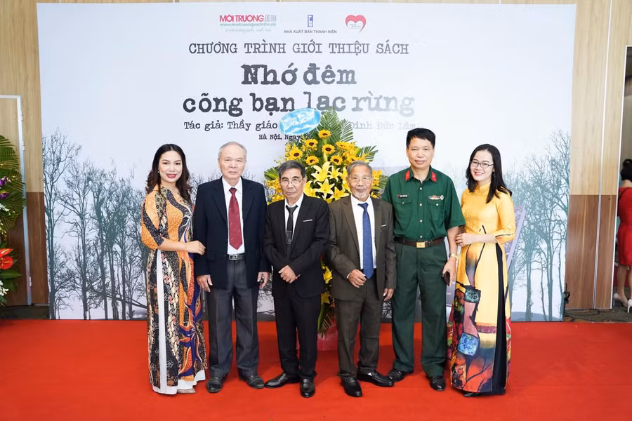 Nhà giáo Đỗ Khánh Tặng - Trưởng ban Tuyên huấn Hội cựu giáo chức Việt Nam (thứ hai từ trái sang) cùng hai anh em tác giả (giữa), nhà văn Đặng Vương Hưng - người biên soạn và giới thiệu sách (thứ hai từ phải sang).