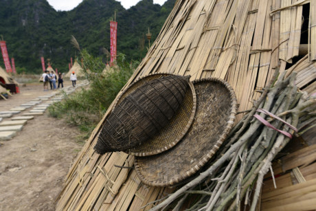 Cận cảnh ngôi làng của thổ dân trong phim Đảo đầu lâu - Ảnh 8 Can canh ngoi lang cua tho dan trong phim Dao dau lau - Anh 8