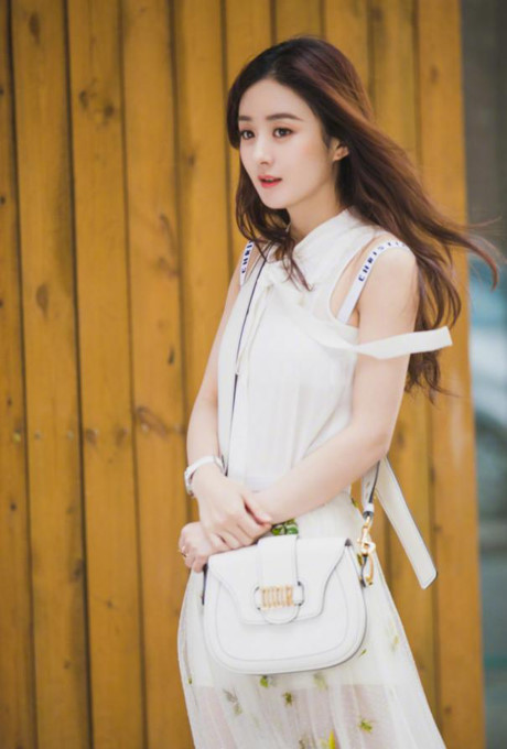 Lưu Diệc Phi và Triệu Lệ Dĩnh liên tục mặc đụng váy áo - Ảnh 4 Luu Diec Phi va Trieu Le Dinh lien tuc mac dung vay ao - Anh 4