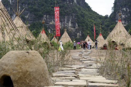 Cận cảnh ngôi làng của thổ dân trong phim Đảo đầu lâu - Ảnh 5 Can canh ngoi lang cua tho dan trong phim Dao dau lau - Anh 5