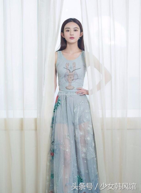 Lưu Diệc Phi và Triệu Lệ Dĩnh liên tục mặc đụng váy áo - Ảnh 9 Luu Diec Phi va Trieu Le Dinh lien tuc mac dung vay ao - Anh 9