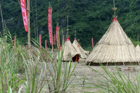 Cận cảnh ngôi làng của thổ dân trong phim Đảo đầu lâu - Ảnh 9 Can canh ngoi lang cua tho dan trong phim Dao dau lau - Anh 9