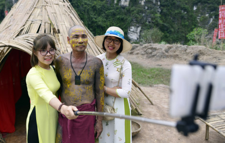 Cận cảnh ngôi làng của thổ dân trong phim Đảo đầu lâu - Ảnh 6 Can canh ngoi lang cua tho dan trong phim Dao dau lau - Anh 6