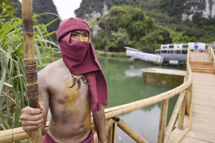 Cận cảnh ngôi làng của thổ dân trong phim Đảo đầu lâu